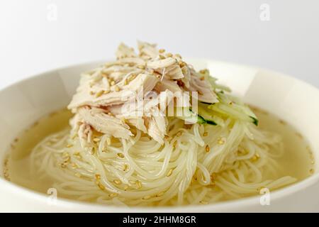 Hühnchennudeln auf weißem Hintergrund Stockfoto