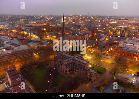 St. Mary Redcliffe Kirche in der Redcliffe Gegend von Bristol, bevor die Sonne über der Stadt aufgeht. Bilddatum: Dienstag, 25. Januar 2022. Stockfoto