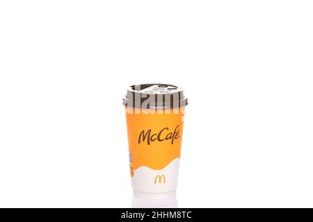 tasse feiner Americano von McDonald's mit Deckel auf weißem Hintergrund Stockfoto