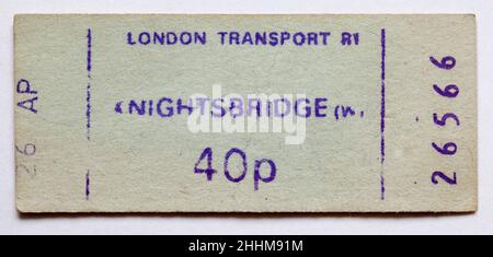 Ticket für die Vintage 1970s London Underground Railway - Knightsbridge Stockfoto