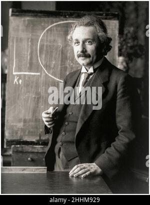 Albert Einstein (1879-1955), in Deutschland geborener theoretischer Physiker während eines Vortrags, Porträtaufnahme von Ferdinand Schmutzer, 1921 Stockfoto