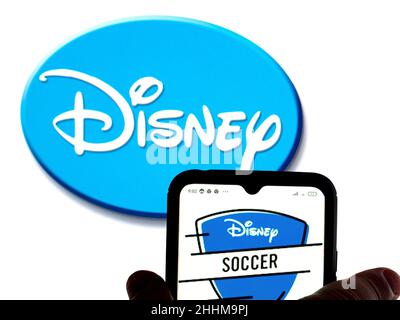 In dieser Abbildung ist das Disney Soccer-Logo auf einem Smartphone-Bildschirm mit einem Disney-Logo im Hintergrund zu sehen. Stockfoto