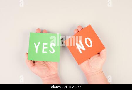 Papier in rot und grün mit den Worten ja und nein, Kommunikationssymbol, Geschäftskonzept, Minimalismus, Fragen stellen Stockfoto