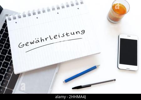 Gewährleistung - deutsch Wort für Garantie oder Garantie - handgeschriebener Text in einem Notizbuch auf einem Schreibtisch - 3D Darstellung. Stockfoto