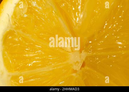 Nahaufnahme einer saftigen Zitrone in zwei Hälften geschnitten Stockfoto