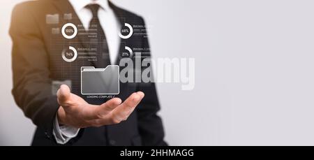 Business-Entwickler Hand mit Board-Framework auf virtuellen modernen Computer zeigt Innovation Agile Software-Entwicklung Lean Projektmanagement-Tool fa Stockfoto