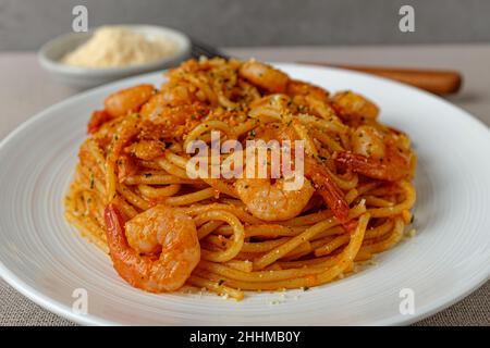 Rosé-Pasta mit Tomaten und Sahne Stockfoto