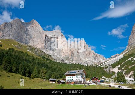 Stella Alpina Spiz Piaz Schutzhütte (1960 m) im Gardeccia-Tal (im Hintergrund Rosengarten und Vajolet-Türme), Trient, Trentino-Südtirol, Italien Stockfoto