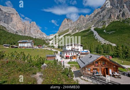 Enrosadira Hütte (1950 m), Gardeccia Hütte (1949 m) und Stella Alpina Spiz Piaz Hütte (1960 m) im Gardeccia Tal, Trient, Trentino-Südtirol Stockfoto