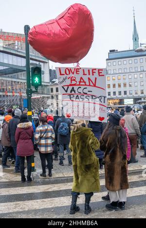 Stockholm, Schweden, 2022-01-22: Frau mit einem Schild mit der Aufschrift Love Life Ban vacc Pass während der Kundgebung gegen das Mandat des Impfpasses Stockfoto