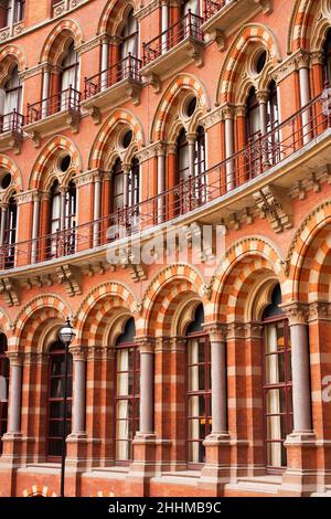 Eine Detailaufnahme der Architektur des Bahnhofs St. Pancras, London, Großbritannien Stockfoto