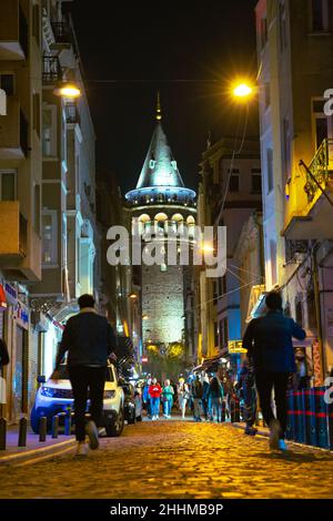 Istanbul Nächte. Menschen gehen auf der Straße und Galata Tower im Hintergrund. Reise nach Istanbul Hintergrundbild. Istanbul Türkei - 10.15.2021 Stockfoto