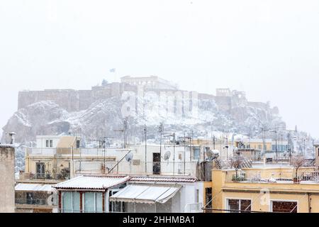 Schneefall in Athen, Griechenland, im Januar 24th 2022. Der berühmte Akropolis-Hügel ist schneebedeckt und kann wegen der schlechten Sicht kaum gesehen werden. Stockfoto