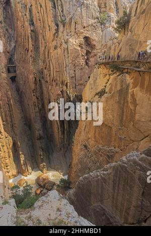 Der Königsweg quetscht sich durch die Guadalhorce-Schlucht in der Nähe des Ausgangs Stockfoto