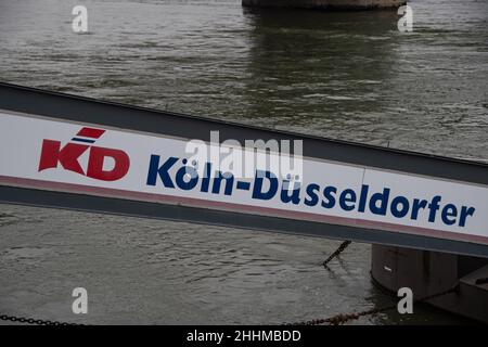 Bonn, Deutschland 24. Januar 2022, das Markenlogo der Reederei 'KD Rheinschiffahrt' auf einer Seebrücke in Bonn am Rhein Stockfoto