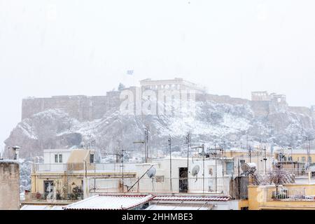 Schneefall in Athen, Griechenland, im Januar 24th 2022. Der berühmte Akropolis-Hügel ist schneebedeckt und kann wegen der schlechten Sicht kaum gesehen werden. Stockfoto