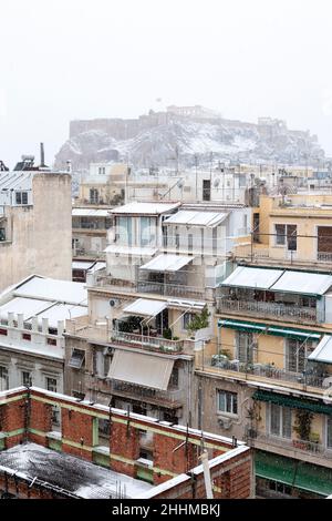 Schneefall in Athen, Griechenland, im Januar 24th 2022. Der berühmte Akropolis-Hügel ist schneebedeckt und kann wegen der schlechten Sicht kaum gesehen werden. Stockfoto