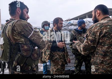 STEPANAKERT, BERG-KARABACH - 06. NOVEMBER: Mitglieder der Arzakh Defence Army warten auf verwundete Soldaten vor dem Hauptkrankenhaus von Stepanakert, der de facto Hauptstadt der selbsternannten Republik Arzakh oder Berg-Karabach, de jure Teil der Republik Aserbaidschan am 06. November 2020. Die Kämpfe zwischen Armenien und Aserbaidschan um Berg-Karabach, auch bekannt als die Republik Arzakh, brachen Ende September in einen sechswöchigen Krieg aus, in dem sich beide Länder gegenseitig der Provokation beschuldigten, die Tausende Tote hinterließ. Stockfoto