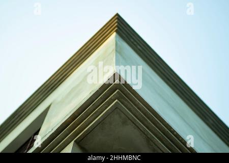 Architektonisches Betongebäude im Freien mit Blick auf den weißen Himmel bei Tag Stockfoto