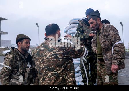 STEPANAKERT, BERG-KARABACH - 06. NOVEMBER: Mitglieder der Arzakh Defence Army warten auf verwundete Soldaten vor dem Hauptkrankenhaus von Stepanakert, der de facto Hauptstadt der selbsternannten Republik Arzakh oder Berg-Karabach, de jure Teil der Republik Aserbaidschan am 06. November 2020. Die Kämpfe zwischen Armenien und Aserbaidschan um Berg-Karabach, auch bekannt als die Republik Arzakh, brachen Ende September in einen sechswöchigen Krieg aus, in dem sich beide Länder gegenseitig der Provokation beschuldigten, die Tausende Tote hinterließ. Stockfoto