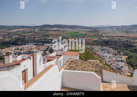 Vom höchsten Punkt des Dorfes aus blickt man auf Arcos de la Corréra und seine weißen Häuser Stockfoto