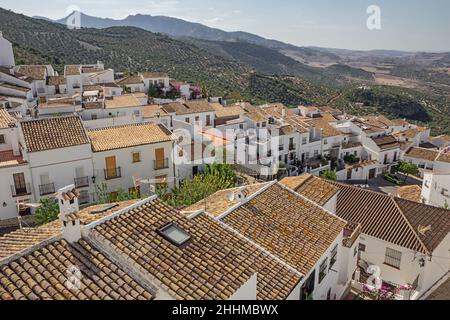 Blick auf die weißen Häuser von Zahara de la Sierra, von einer der Straßen im Dorf aus gesehen Stockfoto