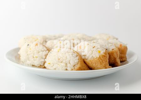 Tofu-Sushi auf weißem Hintergrund Stockfoto