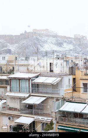 Schneefall in Athen, Griechenland, im Januar 24th 2022. Der berühmte Akropolis-Hügel ist schneebedeckt und kann wegen der schlechten Sicht kaum gesehen werden. Stockfoto