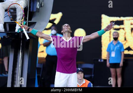 Melbourne, Australien. 25th Januar 2022. Rafael Nadal aus Spanien feiert nach dem Viertelfinalspiel der Männer gegen Denis Shapovalov aus Kanada bei den Australian Open in Melbourne, Australien, am 25. Januar 2022. Quelle: Bai Xuefei/Xinhua/Alamy Live News Stockfoto