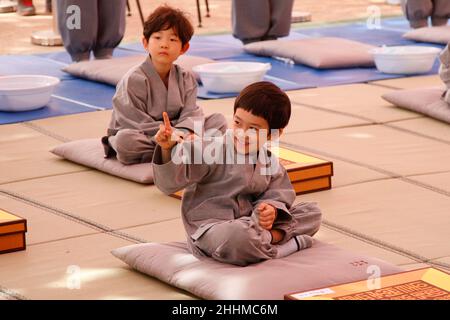 11. Mai 2015 ? Südkorea, Seoul: Das südkoreanische Kind nimmt an der Zeremonie 'Kinder werden buddhistische Mönche' Teil, die den Geburtstag buddhas in einem Chogye-Tempel in Seoul, Südkorea, ankündigte. Die Haare der Kinder werden während der Zeremonie „Kinder werden buddhistische Mönche“ vor buddhas Geburtstag in einem Chogye-Tempel abgeschoren. Die Kinder werden 14 Tage lang im Tempel bleiben, um etwas über den Buddhismus zu erfahren. Buddha wurde vor etwa 2.559 Jahren geboren, und obwohl das genaue Datum unbekannt ist, wird Buddhas offizieller Geburtstag im Mai auf dem Vollmond in Südkorea gefeiert, der am 25. Mai dieses Jahres ist. Stockfoto