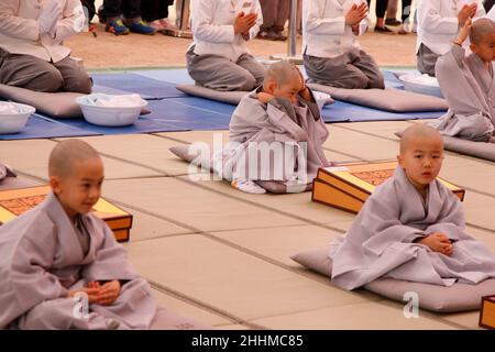 11. Mai 2015 ? Südkorea, Seoul: Das südkoreanische Kind nimmt an der Zeremonie 'Kinder werden buddhistische Mönche' Teil, die den Geburtstag buddhas in einem Chogye-Tempel in Seoul, Südkorea, ankündigte. Die Haare der Kinder werden während der Zeremonie „Kinder werden buddhistische Mönche“ vor buddhas Geburtstag in einem Chogye-Tempel abgeschoren. Die Kinder werden 14 Tage lang im Tempel bleiben, um etwas über den Buddhismus zu erfahren. Buddha wurde vor etwa 2.559 Jahren geboren, und obwohl das genaue Datum unbekannt ist, wird Buddhas offizieller Geburtstag im Mai auf dem Vollmond in Südkorea gefeiert, der am 25. Mai dieses Jahres ist. Stockfoto