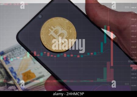 Abwertungsbitcoin. Nahaufnahme Bitcoin und digitale Aktienmarktgraph-Balken auf Schwarz. Kryptowährung. Bitcoin-Aktienwachstum. Investitionen in virtuelle Ressourcen. Stockfoto