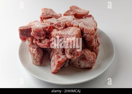 Schweinerückstand auf weißem Hintergrund Stockfoto