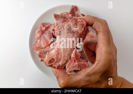 Schweinerückstand auf weißem Hintergrund Stockfoto