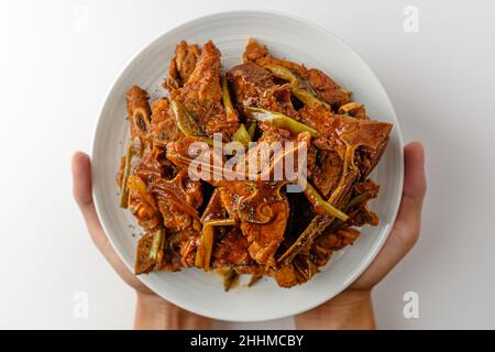 Gedämpftes Schweinefleisch auf weißem Hintergrund Stockfoto