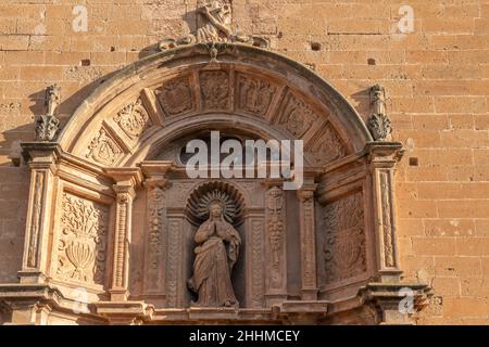 Hauptfassade des Klosters Sant Bonaventura, in der mallorquinischen Stadt Llucmajor, Spanien Stockfoto