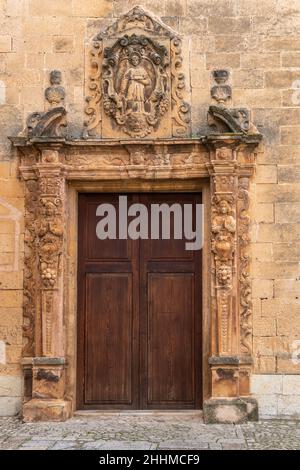 Hauptfassade des Klosters Sant Bonaventura, in der mallorquinischen Stadt Llucmajor, Spanien Stockfoto