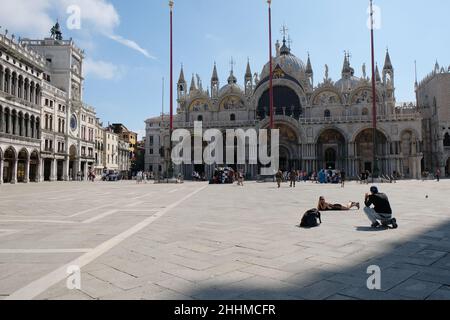 Touristen werden auf dem Markusplatz in Venedig, Italien, am 20. Juni 2020 gesehen. Stockfoto