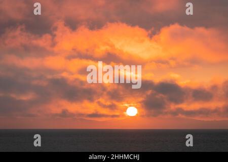 Im Hochsommer Sonnenuntergang über dem Solway und der Irischen See, von Silloth in Cumbria, Großbritannien Stockfoto
