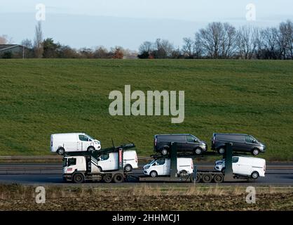 BCA Automobiltransportwagen mit neuen Ford-Lieferwagen auf der Autobahn M40, Warwickshire, Großbritannien Stockfoto