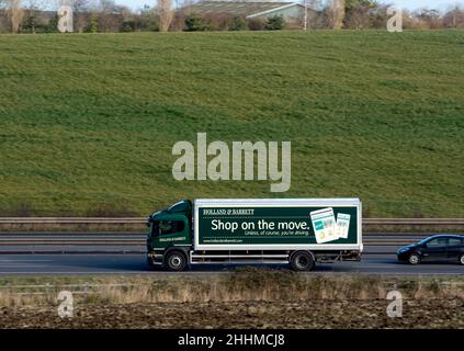 Lastwagen von Holland und Barrett auf der Autobahn M40, Warwickshire, Großbritannien Stockfoto