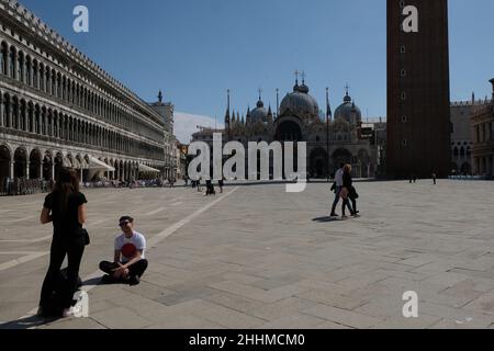 Touristen werden auf dem Markusplatz in Venedig, Italien, am 20. Juni 2020 gesehen. Stockfoto