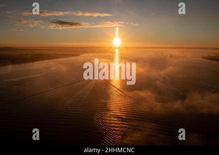 Sonnenaufgang über dem Meer und Nebel Southampton Gewässer Stockfoto
