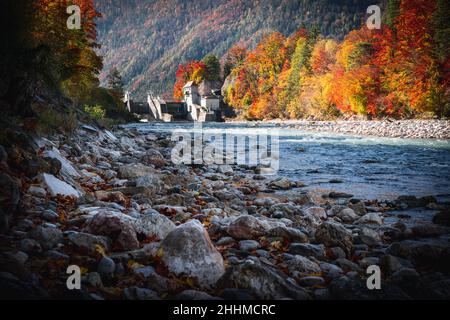 Herbst am Fluss Saalach Bad Reichenhall im Berchtesgadener Land Stockfoto