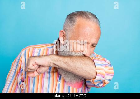 Foto von gealtertem Mann hustet Grippe krank Symptom Coronavirus leiden ungesund isoliert auf blauem Hintergrund Stockfoto