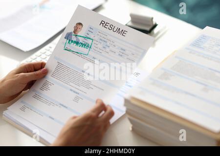 Hände halten Lebenslauf des Mannes für die Beschäftigung mit Stempel genehmigt Nahaufnahme Stockfoto
