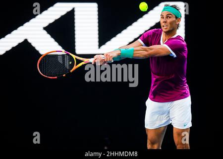 Melbourne, Victoria, Australien. 25th Januar 2022. MELBOURNE, AUSTRALIEN - 25. JANUAR: Rafael Nadal aus Spanien schlägt Denis Shapovalov aus Kanada am 9. Tag der Australian Open 2022 im Melbourne Park am 25. Januar 2022 in Melbourne, Australien. (Bild: © Chris Putnam/ZUMA Press Wire) Bild: ZUMA Press, Inc./Alamy Live News Stockfoto