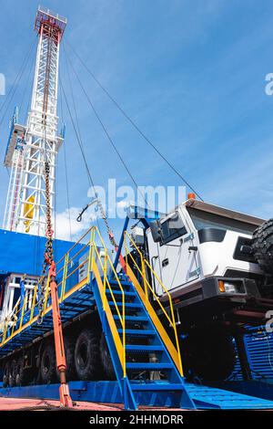 Mobiles Bohrgerät aus nächster Nähe. Bohren und Service von Öl- und Gasbrunnen Stockfoto