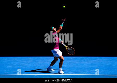 Melbourne, Victoria, Australien. 25th Januar 2022. MELBOURNE, AUSTRALIEN - 25. JANUAR: Rafael Nadal aus Spanien schlägt Denis Shapovalov aus Kanada am 9. Tag der Australian Open 2022 im Melbourne Park am 25. Januar 2022 in Melbourne, Australien. (Bild: © Chris Putnam/ZUMA Press Wire) Bild: ZUMA Press, Inc./Alamy Live News Stockfoto