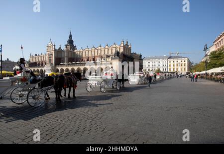 Reihe von Pferdekutschen warten auf Touristen in Krakau Polen Stockfoto